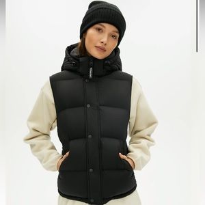 Aritzia TNA Super Puff Vest Color Caban Woman’s size small